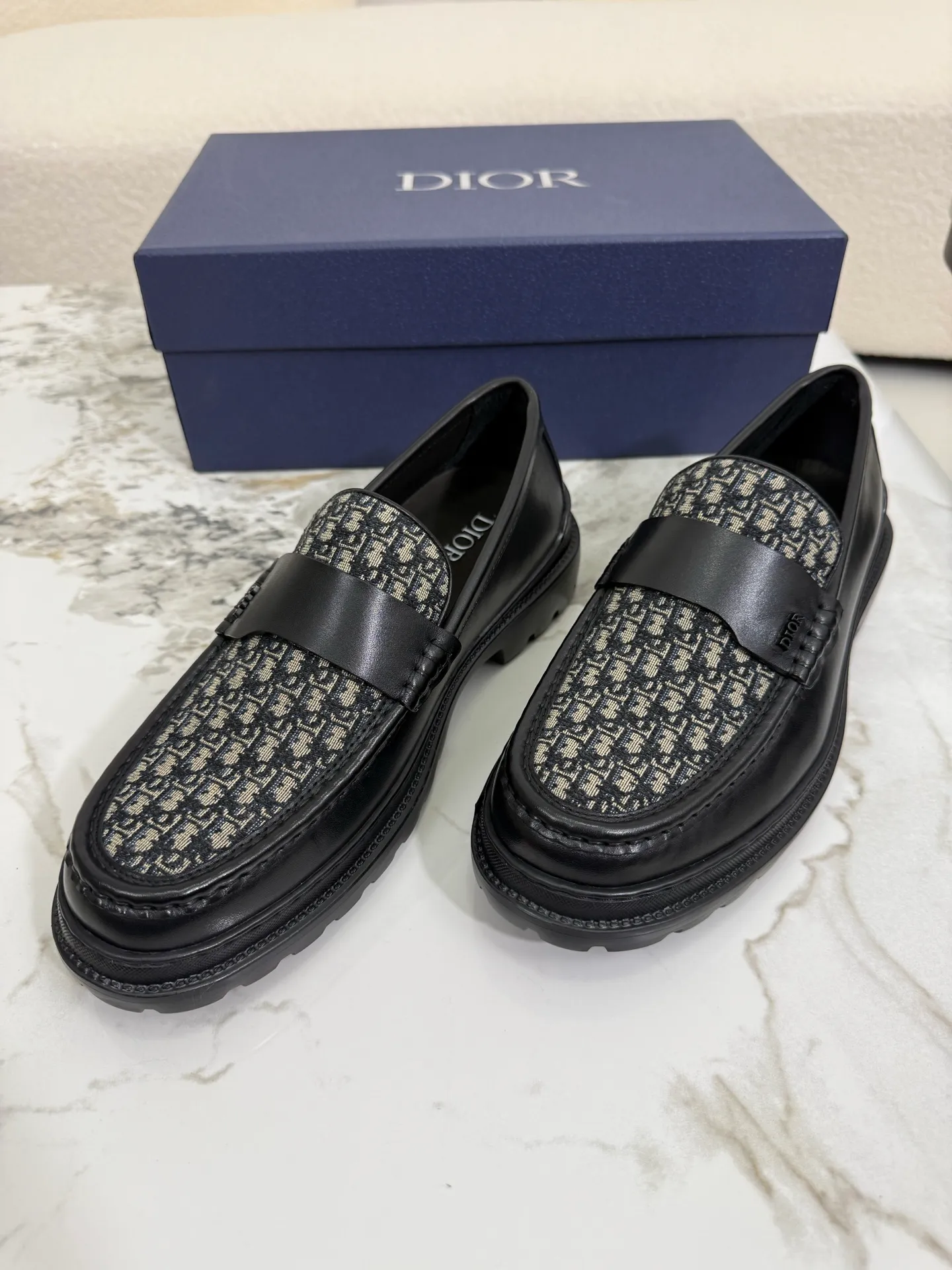 [ DIOR ] Top P: 820💰 ▪️Size: 39-44 (customized for 38.45) Top male leather shoes DIOR Dior combines high-quality materials and exquisite details. The imported cowhide leather upper is embellished with Gancio buckles, showing a luxurious style. Imported cattle. TP sole is light and flexible in texture